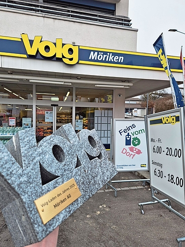 Der Wanderpokal, ein Volg-Schriftzug aus Stein, ist nun im Volg Möriken zu bestaunen.Foto: zvg Der Wanderpokal, ein Volg-Schriftzug aus Stein, ist nun im Volg Möriken zu bestaunen.Foto: zvg