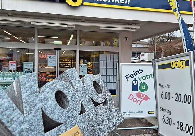 Der Wanderpokal, ein Volg-Schriftzug aus Stein, ist nun im Volg Möriken zu bestaunen.Foto: zvg