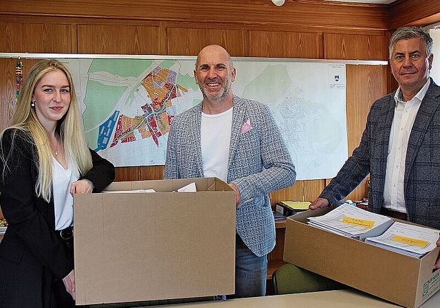 Ein ganz besonderer Moment für alle Beteiligten: Nadine Locher, Ivo Lenherr und Christian Hebes übergeben dem Gemeinderat das Baugesuch Mattenpark. Foto: Alfred Gassmann