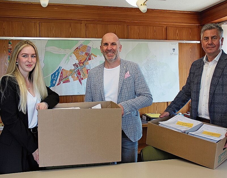 Ein ganz besonderer Moment für alle Beteiligten: Nadine Locher, Ivo Lenherr und Christian Hebes übergeben dem Gemeinderat das Baugesuch Mattenpark. Foto: Alfred Gassmann