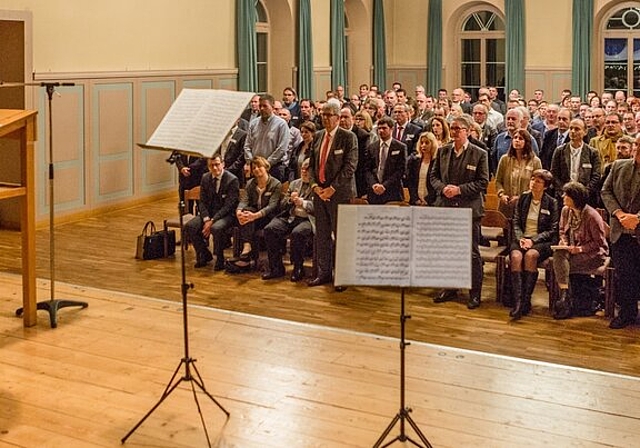Der Moment der Inpflichtnahme: Neu und wieder gewählte Gemeinderäte der Bezirke Aarau und Lenzburg sagen im Alten Gemeindesaal in Lenzburg vor Regierungsrat Urs Hofmann und Gemeindeabteilungsleiterin Yvonne Reichlin stehend «Ich gelobe es». Fotos