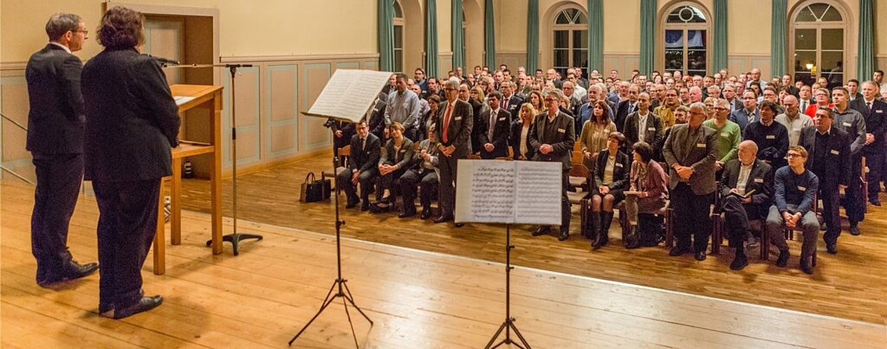Der Moment der Inpflichtnahme: Neu und wieder gewählte Gemeinderäte der Bezirke Aarau und Lenzburg sagen im Alten Gemeindesaal in Lenzburg vor Regierungsrat Urs Hofmann und Gemeindeabteilungsleiterin Yvonne Reichlin stehend «Ich gelobe es». Fotos: Sandra Ardizzone