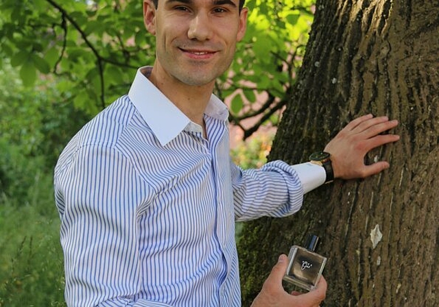 <em>Innovativ:</em> Philipp Döbeli aus Staufen gibt ein Parfüm mit rein natürlichen Ölen und Schweizer Bergwasser heraus. Foto: ms
