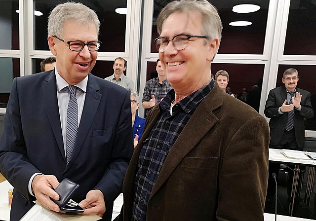 <em>Ehrenmedaille der Stadt für den Künstler:</em> Stadtammann Daniel Mosimann zeichnet Ruedi Häusermann aus. Foto: Fritz Thut