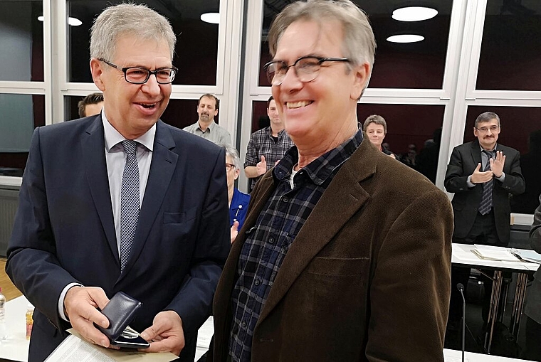 <em>Ehrenmedaille der Stadt für den Künstler:</em> Stadtammann Daniel Mosimann zeichnet Ruedi Häusermann aus. Foto: Fritz Thut