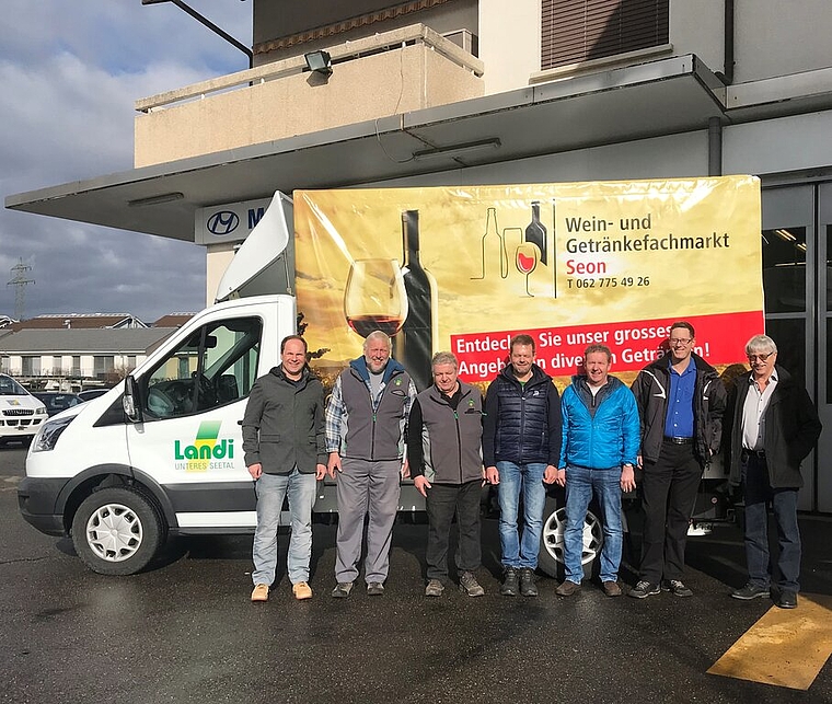 <em>Vor dem neuen Ford Transit:</em> Patrick Schmid (Vorsitzender Geschäftsleitung Landi Unteres Seetal), Albert Rupp (Logistiker), Reinhard Gloor (Präsident Landi), Josef Isenegger (Geschäftsleitungsmitglied), Walter Baumann (Vizepräsident Landi