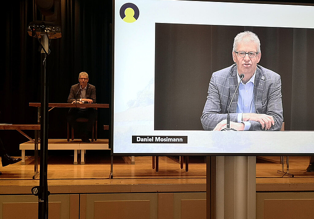 Der doppelte Stadtammann: Daniel Mosimann beim Schlusswort an der Fachtagung «citelligent 2020 – Lösungen für die Stadt von morgen» auf der Bühne  und im Livestream. Foto: Fritz Thut