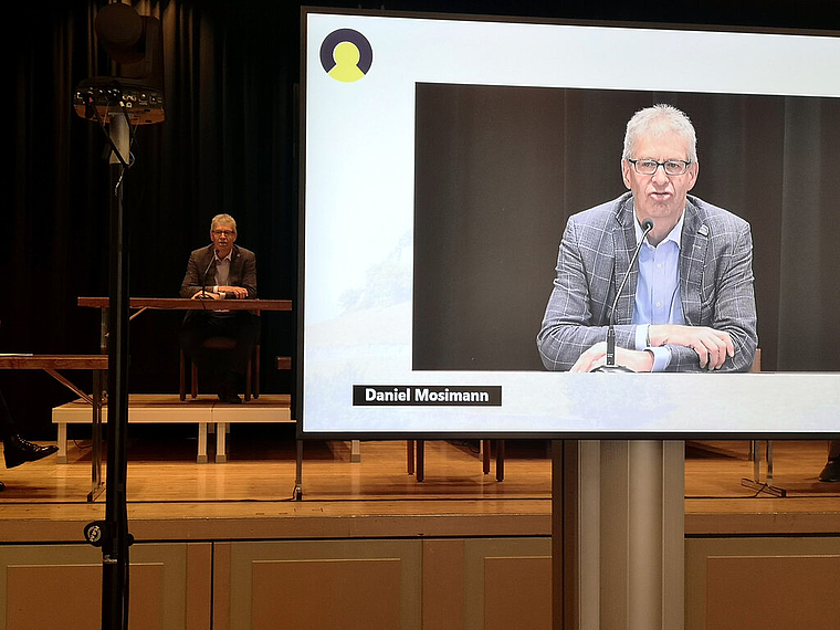 Der doppelte Stadtammann: Daniel Mosimann beim Schlusswort an der Fachtagung «citelligent 2020 – Lösungen für die Stadt von morgen» auf der Bühne und im Livestream. Foto: Fritz Thut