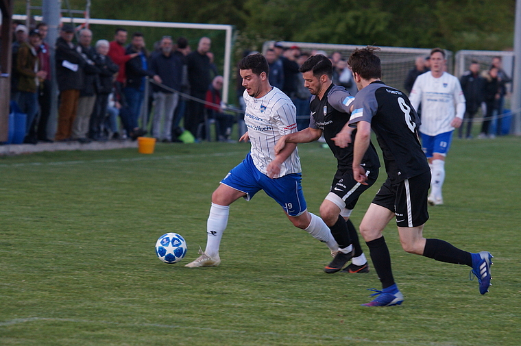 Auf den Fersen: FCO-Stürmer Kristian Bushaj (weisses Dress) setzt sich im Cup-Halbfinal 2019 gegen Lenzburgs Kristian Ndau durch. Am 6. September kommts in Othmarsingen zum ersten Revierderby der neuen 2.-Liga-Saison. Foto: Ruedi Burkart