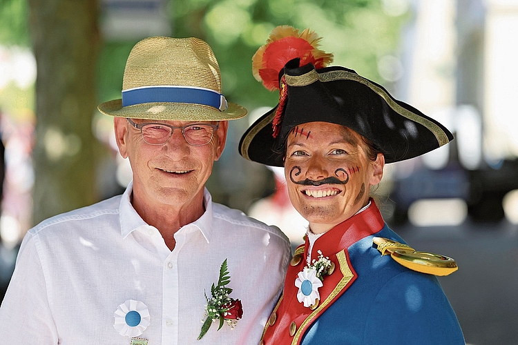 Jugendfest-Urgestein Urs Bucher mit Feldscherin Stefanie Stücheli.Foto: jugendfest-fotos.ch Jugendfest-Urgestein Urs Bucher mit Feldscherin Stefanie Stücheli.Foto: jugendfest-fotos.ch