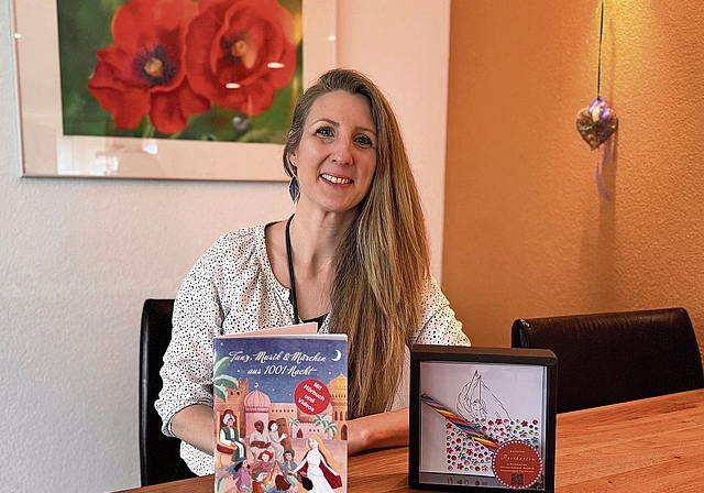 Nadia Hintermann stellt ihr Mitmachbuch und ein dazugehöriges Postkartenset vor.Foto: Verena Schmidtke