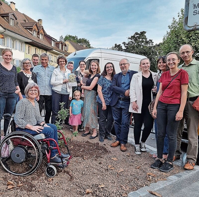 Eiche gepflanzt: Mitglieder von Die Mitte Lenzburg auf dem Kronenplatz. Foto: zvg