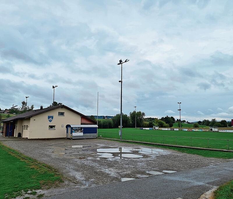 Frühestens im Frühling 2023 sollen die Bagger auffahren: Das Garderobengebäude des FC Othmarsingen in der Falkenmatte. Foto: Eva Wanner