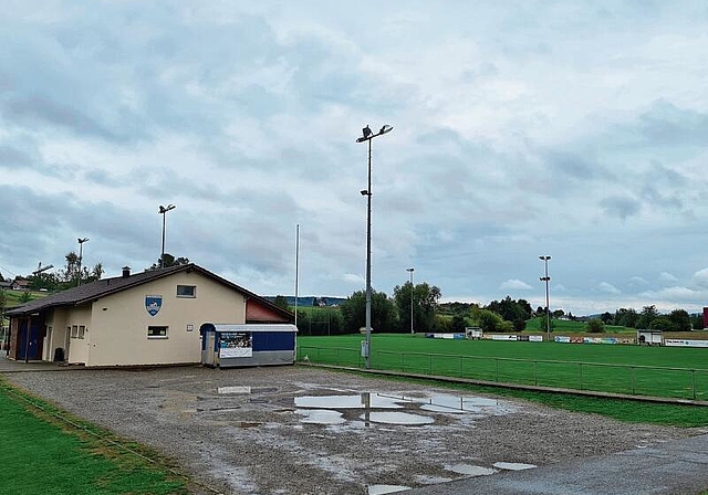 Frühestens im Frühling 2023 sollen die Bagger auffahren: Das Garderobengebäude des FC Othmarsingen in der Falkenmatte. Foto: Eva Wanner