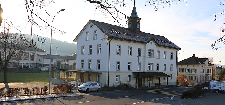 Das Beck-Bertschi-Haus (ganz rechts) soll zum Schulhaus ungebaut werden und mit dem jetzigen Schulhaus (Mitte) verbunden werden. Im Hintergrund links sieht man die Turnhalle. (MS)