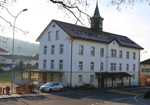 Das Beck-Bertschi-Haus (ganz rechts) soll zum Schulhaus ungebaut werden und mit dem jetzigen Schulhaus (Mitte) verbunden werden. Im Hintergrund links sieht man die Turnhalle. (MS)