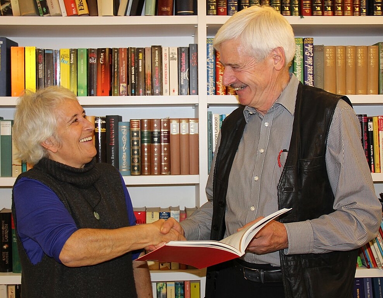 <em>An der Einweihung:</em> Charly Suter (rechts) beschenkt Hausbibliothekarin Anna Maria Mischol mit dem Buch Nummer 403. Foto: Alfred Gassmann