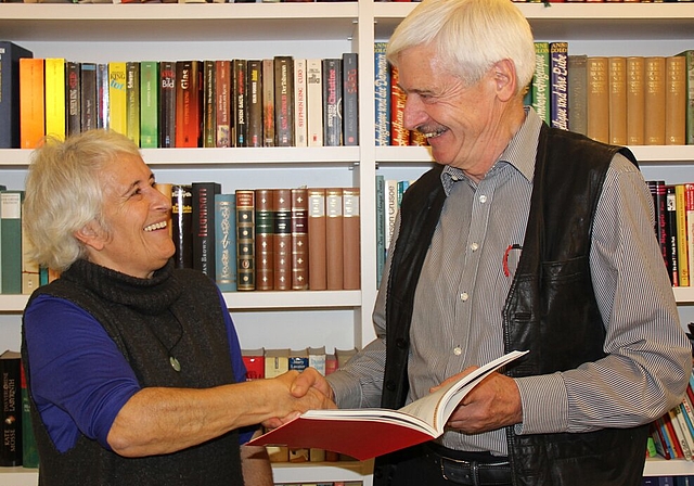<em>An der Einweihung:</em> Charly Suter (rechts) beschenkt Hausbibliothekarin Anna Maria Mischol mit dem Buch Nummer 403. Foto: Alfred Gassmann