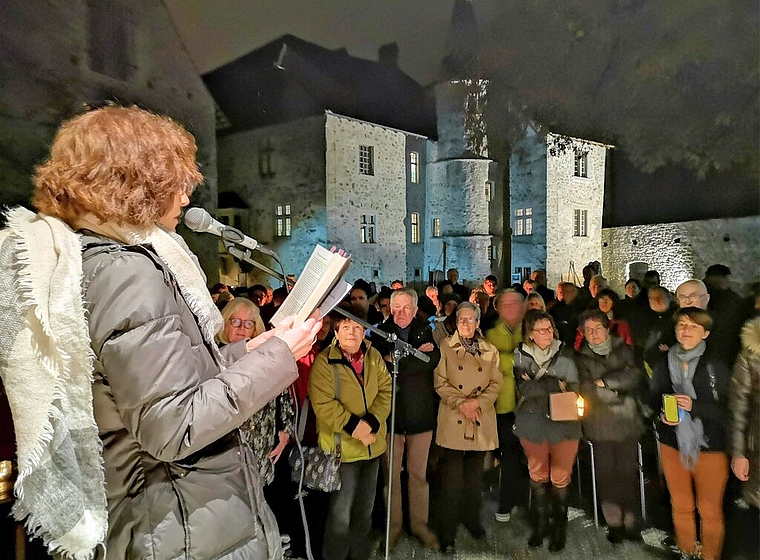 <em>Schaurige Walliser Sagen in nächtlicher Szenerie:</em> Sängerin Sina an der Gespensternacht im Schloss Hallwyl. Foto: Fritz Thut