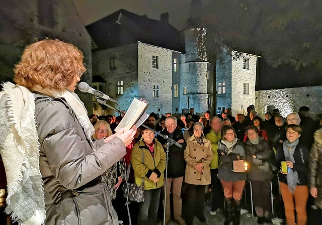 <em>Schaurige Walliser Sagen in nächtlicher Szenerie:</em> Sängerin Sina an der Gespensternacht im Schloss Hallwyl. Foto: Fritz Thut