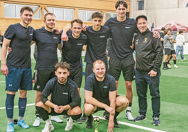 Die Jungs von der Fehlmann AG in Seon holten sich den Pokal.Foto: Peter Winkelmann
