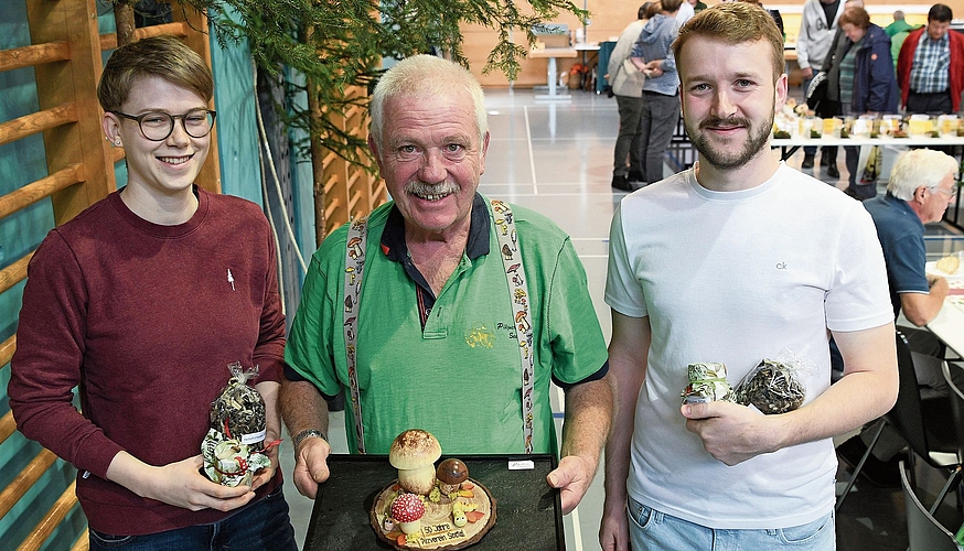 Präsident Werner Hegi erhält von Tamara Ruckli und Tobias Ruckli Pilze aus Marzipan. Diese wurden von der Bäckerei Ruckli in Sarmenstorf hergestellt.Foto: Andreas Walker