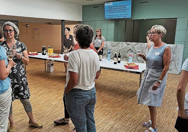 In lockerem Rahmen: Schulpflegepräsidentin Susanne Buri (rechts) begrüsst im Foyer des Oberstufenzentrums Lenzhard neue Lehrkräfte. Foto: Fritz Thut