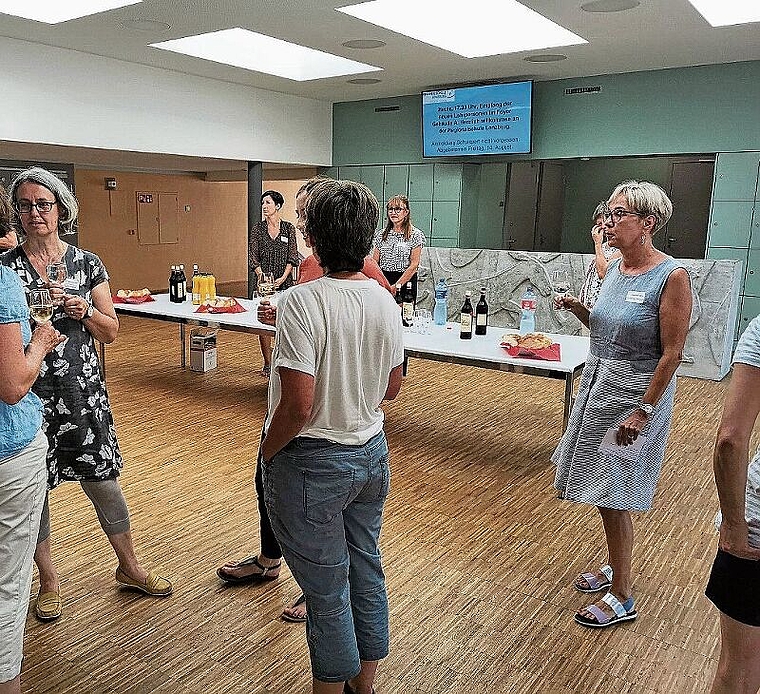 In lockerem Rahmen: Schulpflegepräsidentin Susanne Buri (rechts) begrüsst im Foyer des Oberstufenzentrums Lenzhard neue Lehrkräfte. Foto: Fritz Thut