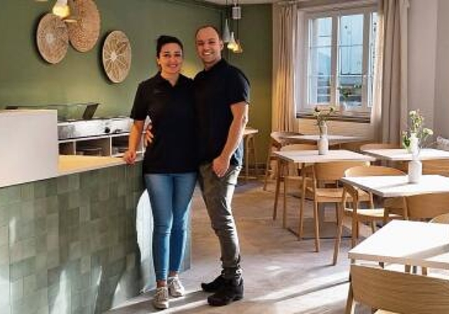 Präsentieren stolz ihr optisch aufgefrischtes Restaurant: Der iranische «YamYam»-Wirt Amir Zamani und seine Frau Mahtab. Foto: Romi Schmid