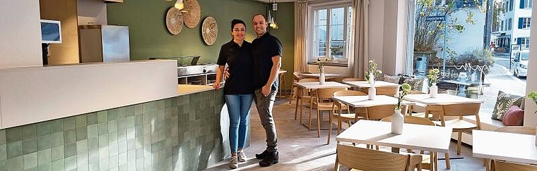 Präsentieren stolz ihr optisch aufgefrischtes Restaurant: Der iranische «YamYam»-Wirt Amir Zamani und seine Frau Mahtab. Foto: Romi Schmid