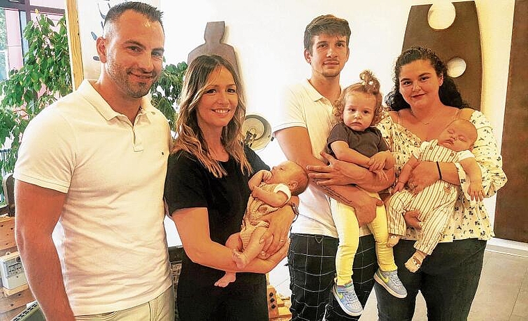 Die Rupperswiler Jubilare und ihre Familien: Tobias und Andrea Haller mit Noelia (Nummer 5999), Dominik Gilgen und Morena Cordaro mit den Kindern Leandra und Luciano (Nummer 6001) Foto: Fritz Thut