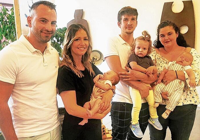 Die Rupperswiler Jubilare und ihre Familien: Tobias und Andrea Haller mit Noelia (Nummer 5999), Dominik Gilgen und Morena Cordaro mit den Kindern Leandra und Luciano (Nummer 6001) Foto: Fritz Thut