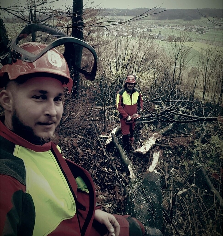 Beim Holzen in ihrem Waldstück: Florio Aeschbach und Dario Würgler. (zVg)
