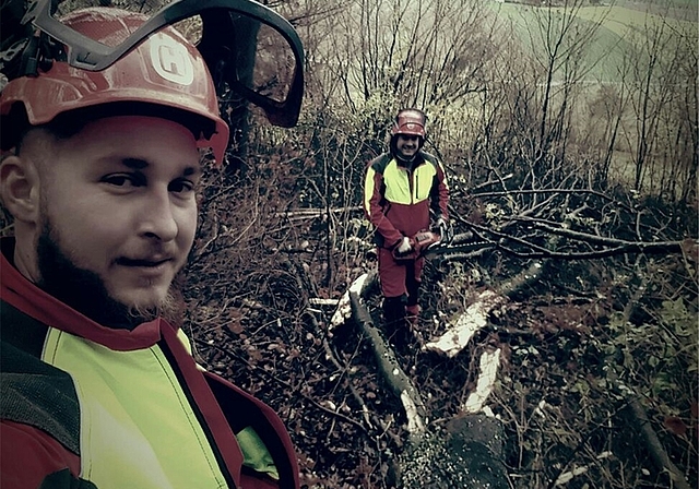 Beim Holzen in ihrem Waldstück: Florio Aeschbach und Dario Würgler. (zVg)