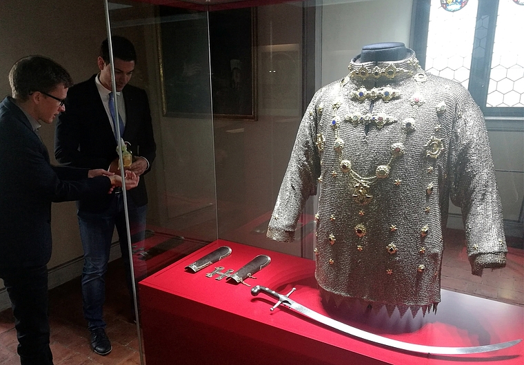 Von Wien nach Wildegg: Türkenbeute mit Panzerhemd in der Sonderausstellung «Ein Effinger im Kampf für Kaiser Leopold I.» mit Kurator Stefan Egli und Grossratspräsident Benjamin Giezendanner. Foto: Fritz Thut