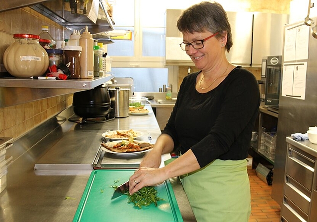 Schwingt den Kochlöffel selbst: Wirtin und Köchin der «Crêperie aux Étoiles» Anita Barth. Foto: Melanie Solloso