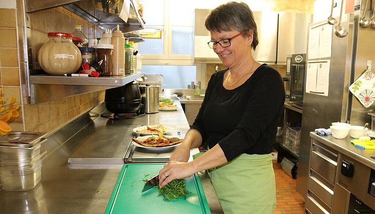 Schwingt den Kochlöffel selbst: Wirtin und Köchin der «Crêperie aux Étoiles» Anita Barth. Foto: Melanie Solloso