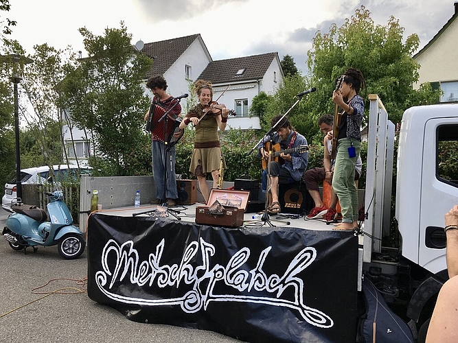 Für einmal dezentral: Metschgplatsch mit Krüsimusig an der Zelglistrasse. Foto: Susanne Zumsteg
