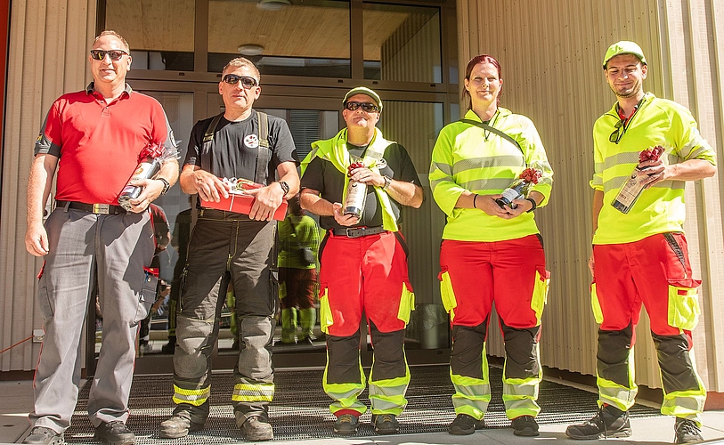 79 Jahre in der Feuerwehr: Oblt Thomas Kuhn verabschiedete Oblt Markus Meyer (27 Dienstjahre), Sdt Felix Meier (17), Sabrina Baumann (11) und Simon Frei (5). Nicht auf dem Foto Tamara Eicher. 79 Jahre in der Feuerwehr: Oblt Thomas Kuhn verabschiedete Oblt Markus Meyer (27 Dienstjahre), Sdt Felix Meier (17), Sabrina Baumann (11) und Simon Frei (5). Nicht auf dem Foto Tamara Eicher.