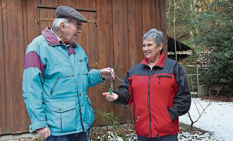 Vor der Eulenhütte: Christian Staufer übergibt den Hüttenschlüssel an Brigitte Kieser. Foto: Alfred Gassmann