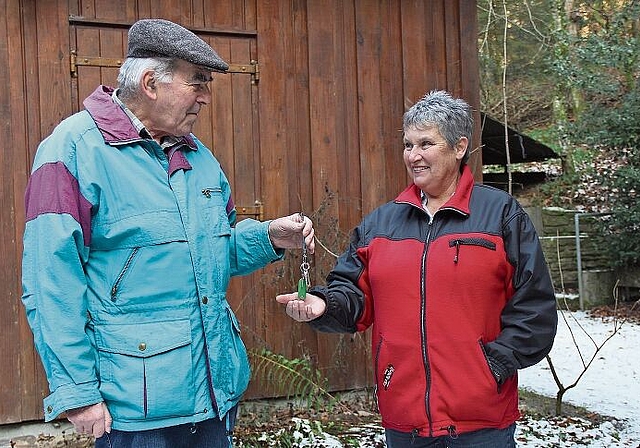 Vor der Eulenhütte: Christian Staufer übergibt den Hüttenschlüssel an Brigitte Kieser. Foto: Alfred Gassmann