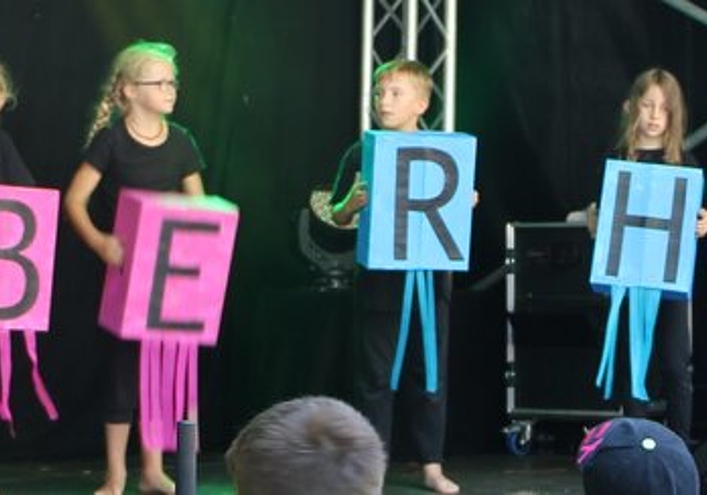 <em>Auf unterschiedlichste Weisen beschäftigten sich die Niederlenzer Schüler mit dem Jugendfest-Motto «Zauberhaft»</em>: Die Resultate konnte man vergangenen Samstag auf vier verschiedenen Bühnen miterleben. Fotos. Melanie Solloso