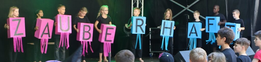 <em>Auf unterschiedlichste Weisen beschäftigten sich die Niederlenzer Schüler mit dem Jugendfest-Motto «Zauberhaft»</em>: Die Resultate konnte man vergangenen Samstag auf vier verschiedenen Bühnen miterleben. Fotos. Melanie Solloso