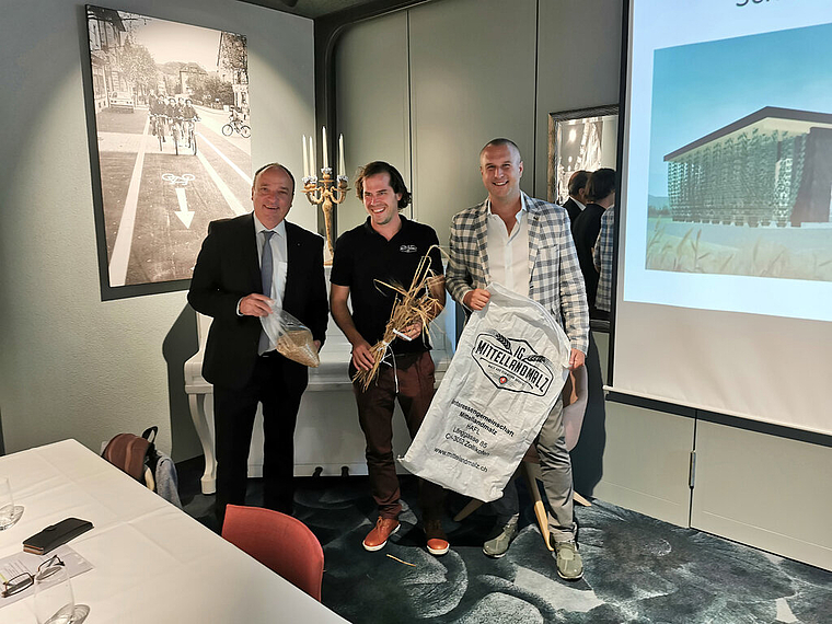 Bierfans unter sich: Landammann Markus Dieth, IG-Mittellandmalz-Geschäftsführer Dominik Füglistaller und Christoph Nyfeler von der Schweizer Mälzerei AG bei der Präsentation im Lenzburger «Ochsen». Foto: Fritz Thut