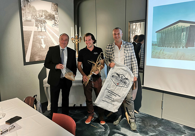 Bierfans unter sich: Landammann Markus Dieth, IG-Mittellandmalz-Geschäftsführer Dominik Füglistaller und Christoph Nyfeler von der Schweizer Mälzerei AG bei der Präsentation im Lenzburger «Ochsen». Foto: Fritz Thut