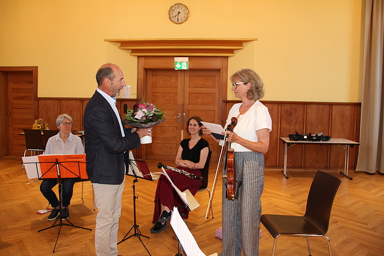 Abschied nach 28 Jahren: Musikschulleiter Heinz Binder verabschiedet Monika Altorfer mit lobenden Worten und Blumen. Foto: Carolin Frei