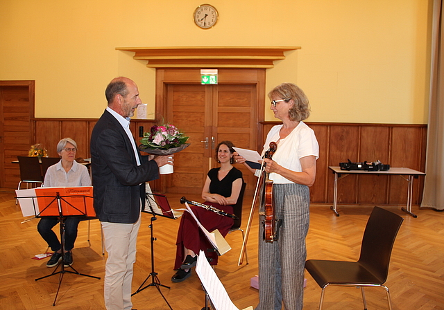 Abschied nach 28 Jahren: Musikschulleiter Heinz Binder verabschiedet Monika Altorfer mit lobenden Worten und Blumen. Foto: Carolin Frei