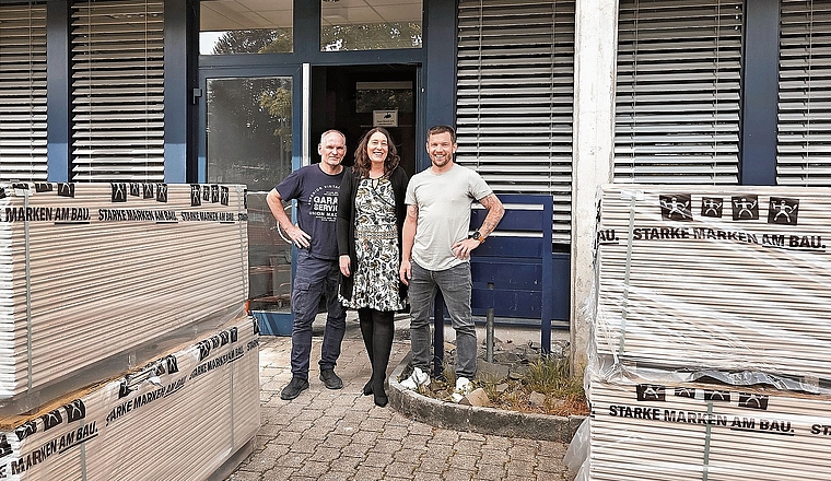 Noch ist der neue SDRL-Standort eine Baustelle: Generalunternehmer Thomas Gerlacher, SDRL-Geschäftsleiterin Franziska Haltinner und Fabian Wildi, Gemeinderat Rupperswil und Vorstandsmitglied SDRL (von links).Foto: Romi Schmid 