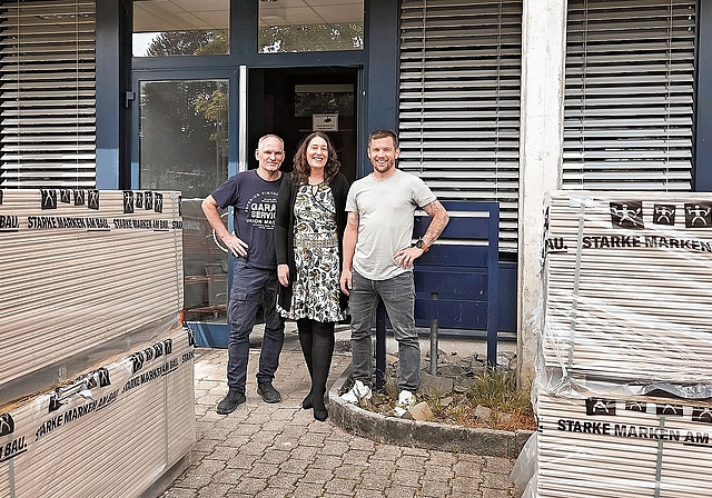 Noch ist der neue SDRL-Standort eine Baustelle: Generalunternehmer Thomas Gerlacher, SDRL-Geschäftsleiterin Franziska Haltinner und Fabian Wildi, Gemeinderat Rupperswil und Vorstandsmitglied SDRL (von links).Foto: Romi Schmid 