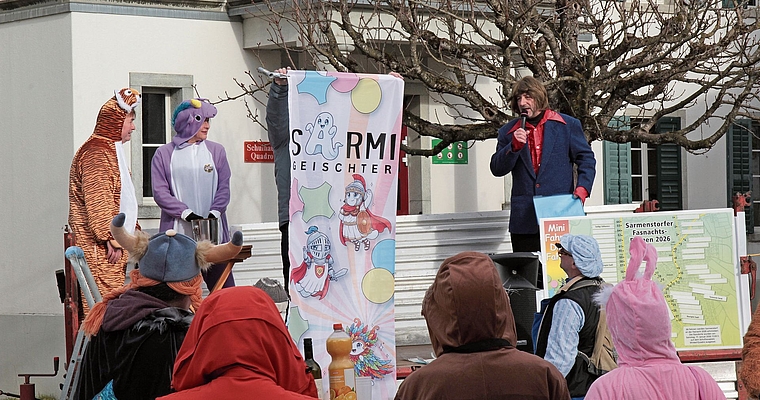 Jede einzelne Fahne wird den Anwesenden vorgestellt.Foto: Verena Schmidtke
